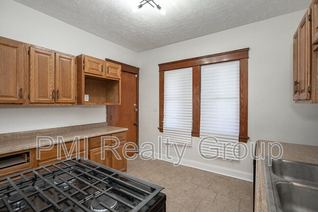 Building Photo - 2936 E 128th St