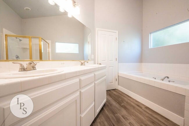 Building Photo - NorthWest Fresno Home, 3BR/2BA, Built 2005...