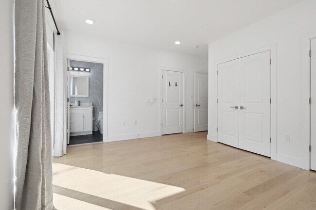 Building Photo - 131 Zabriskie St