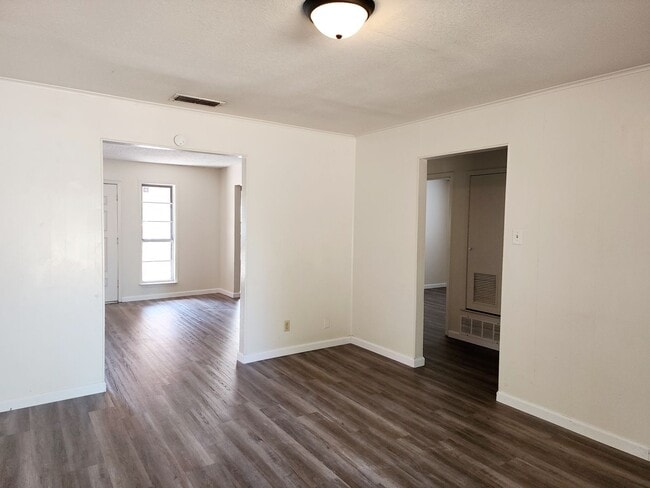 Building Photo - 2303 Daisy Dr
