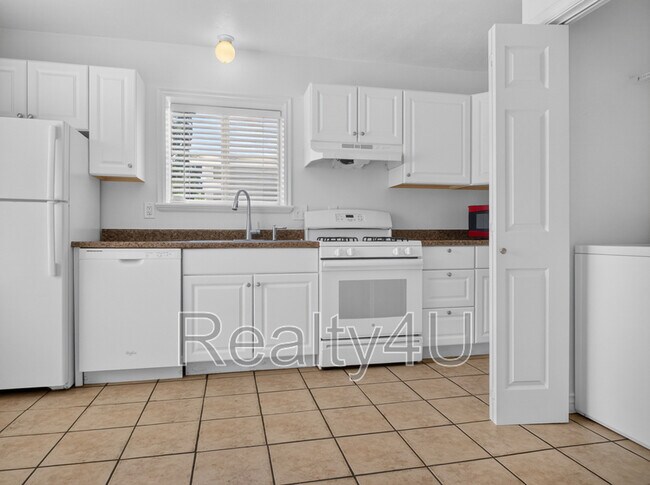 Building Photo - 380 400 S