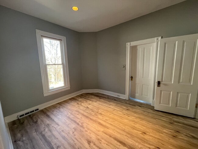 Building Photo - Beautiful 3 bedroom with river views