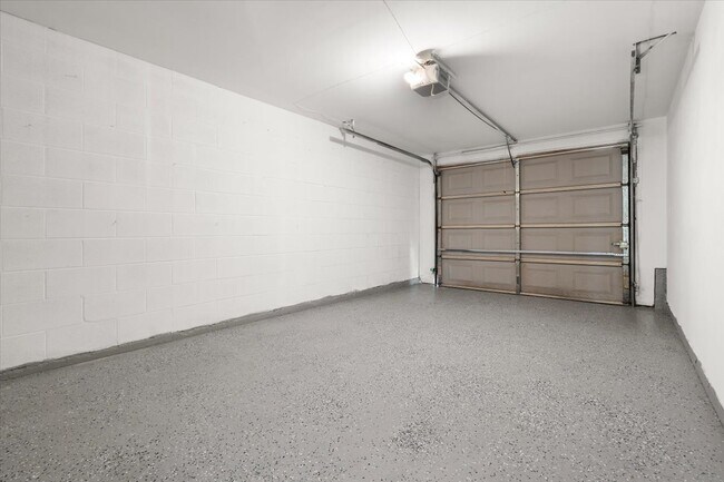 Building Photo - 1704 N Drury Ln