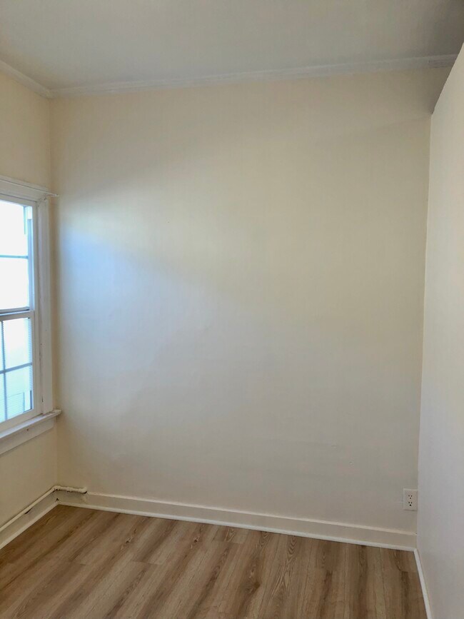 Building Photo - 202 S New Hampshire Ave