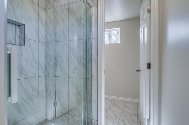 Building Photo - AGUST PRE-LEASE! Updated 4 Bedroom Near Tech Campus