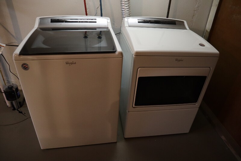 Building Photo - 275 Viking Dr