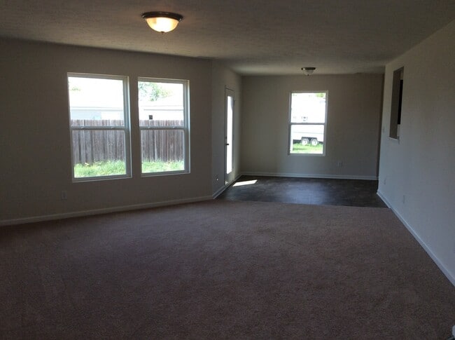 Building Photo - Columbus IN - 3 br with loft