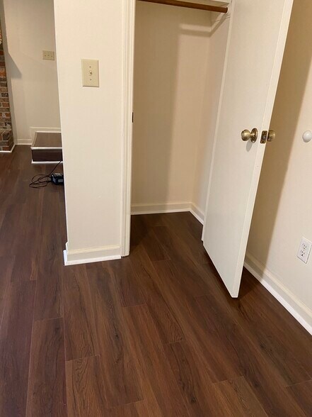 Coat closet - 897 Ventnor Pl SW