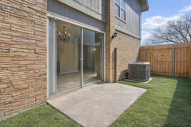 Building Photo - 1210 Southport Dr