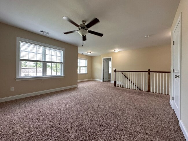 Building Photo - Perfect on Pineflat!