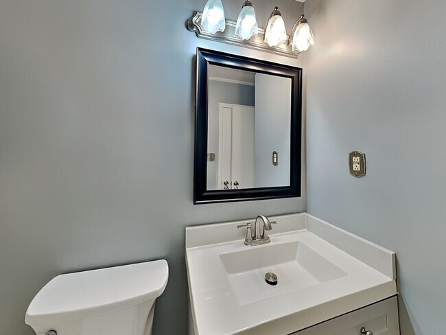 Building Photo - 3020 Wenonah Park Pl SW