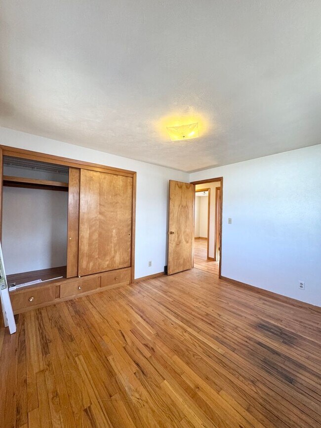 Building Photo - 5 bed 2 bath ranch with finished basement ...