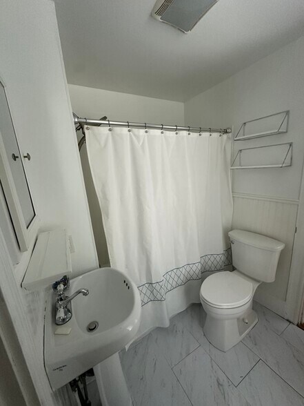 Bathroom, from bedroom 1 - 19 Elsmere Ave