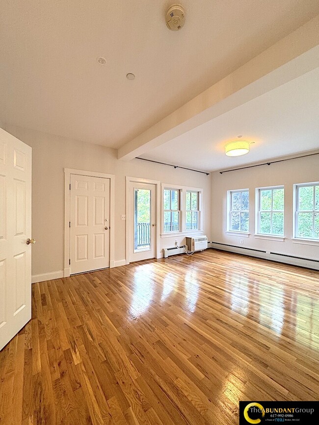 Building Photo - 275-277 River St