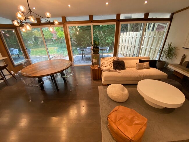 Building Photo - 2104 Zuppke Dr