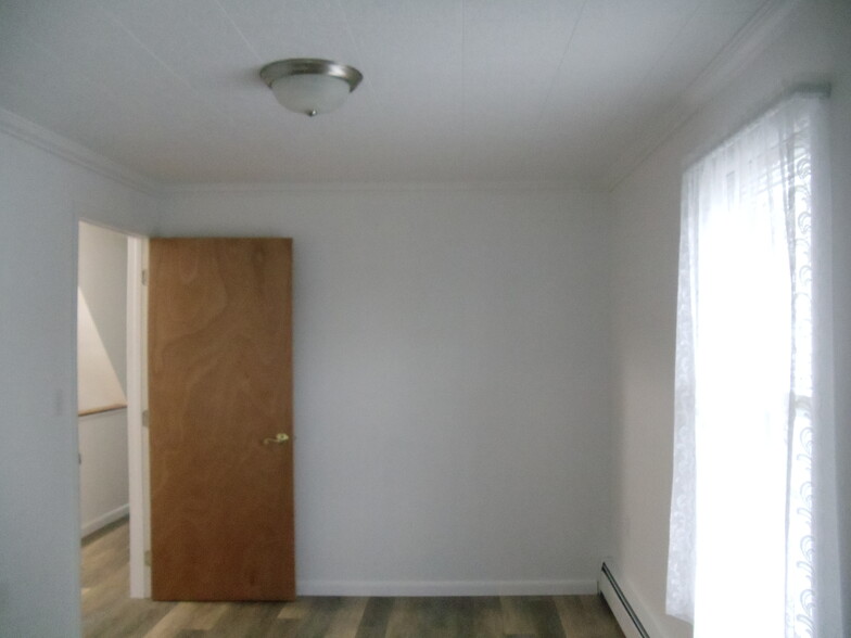 Building Photo - 376 Miller St