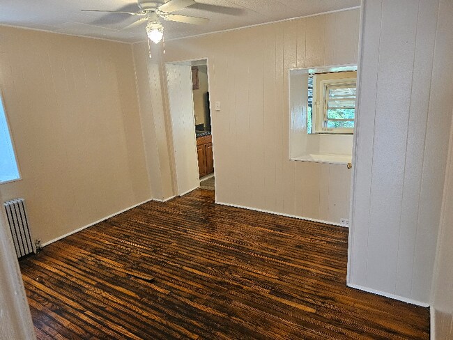 Building Photo - 305 Buttonwood St