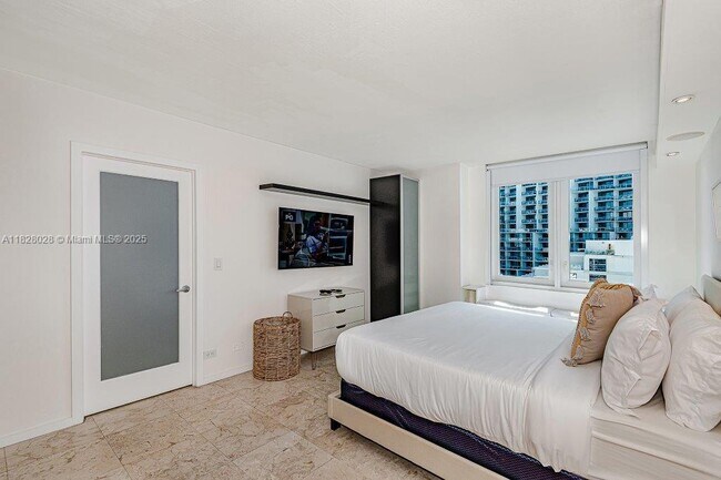 Building Photo - 2301 Collins Ave