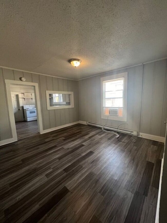 Building Photo - Beautiful 4 bedroom 1.5 bath House