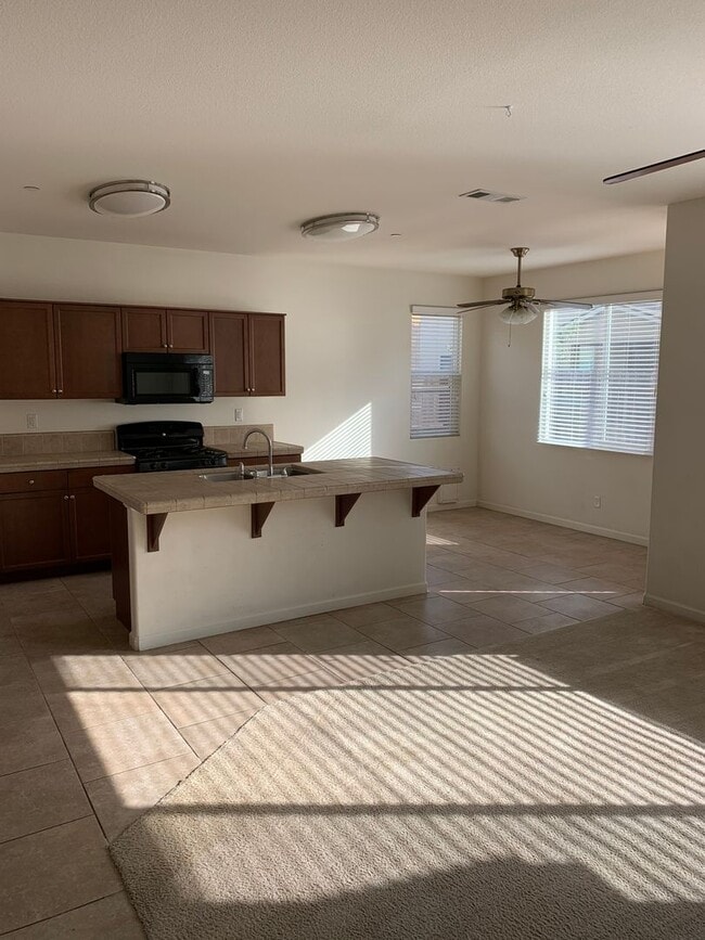 Building Photo - 4 Bedroom 2 Bath Home