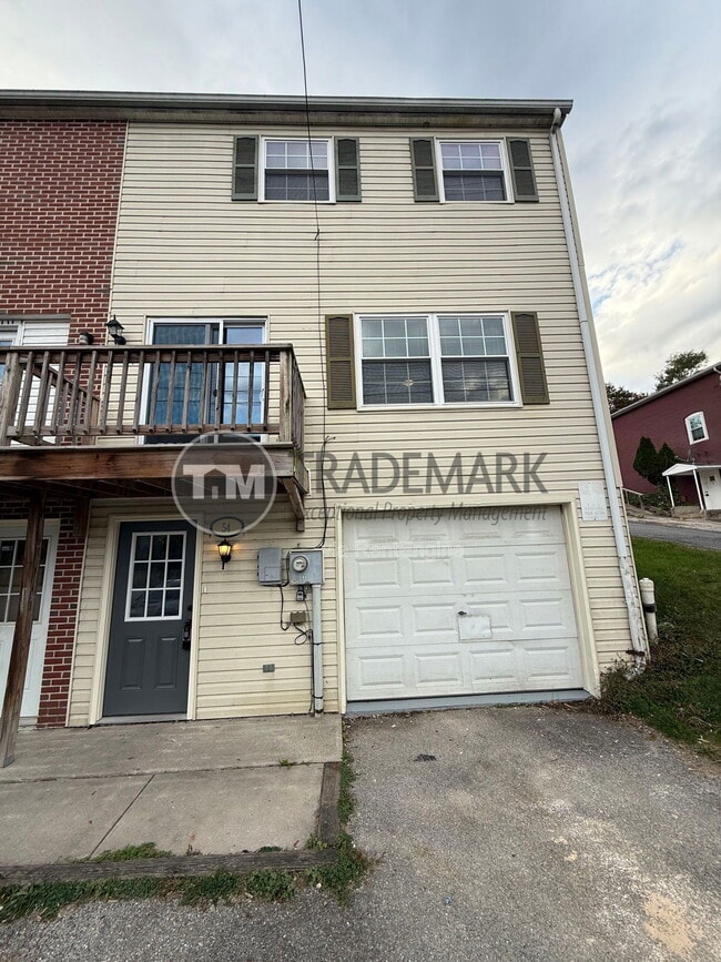 Primary Photo - 54 N Front St
