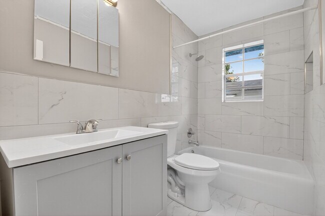 Building Photo - 601 SW 5th Ave