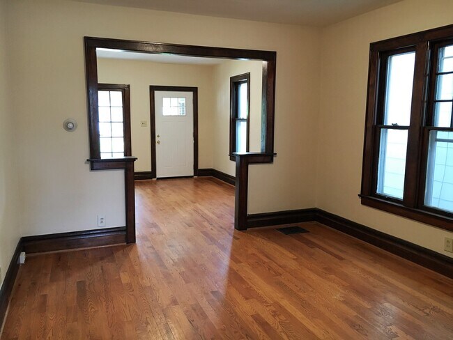 Building Photo - 431-433-433 E Tompkins St