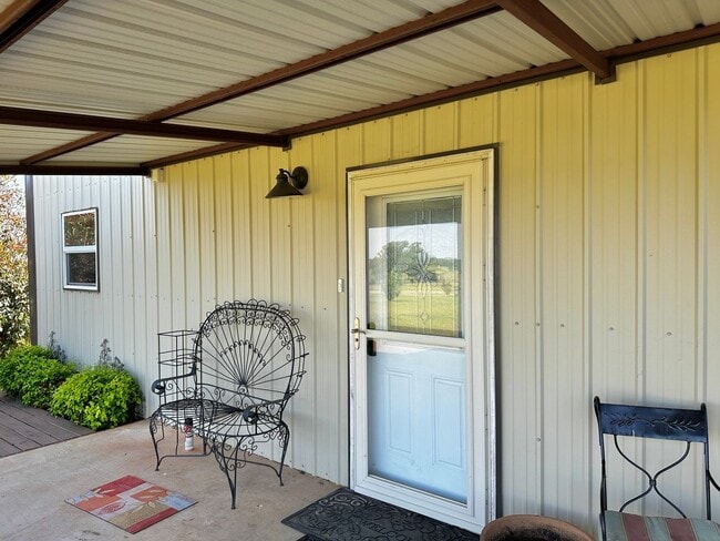 Building Photo - Barndominium in the Country!
