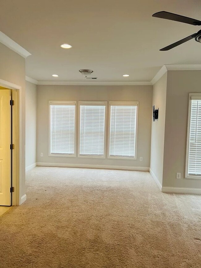 Building Photo - Charming 3BR/2.5BA Townhome located in Cab...