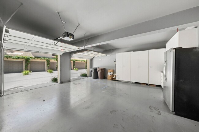Building Photo - Upgraded 2-Bedroom in Gated Summit Community