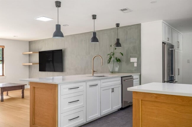 Building Photo - 1604 Elmhurst Dr