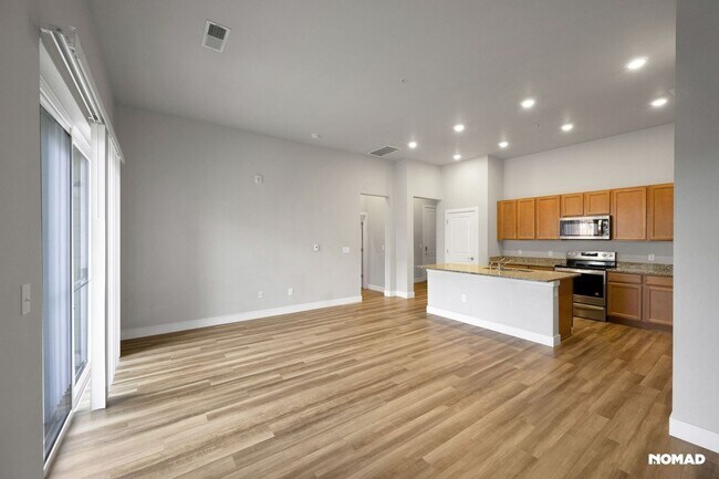 Building Photo - Charming 2BR-2BA Condo in Aurora Town Center