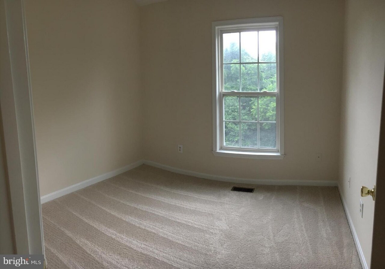 bedroom1 - 521 Primus Ct