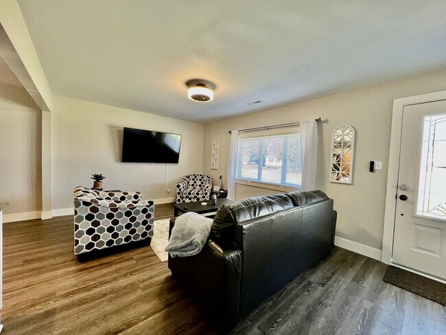 Building Photo - Quaint 4 Bedroom furnished Ranch Home in Mason Ohio