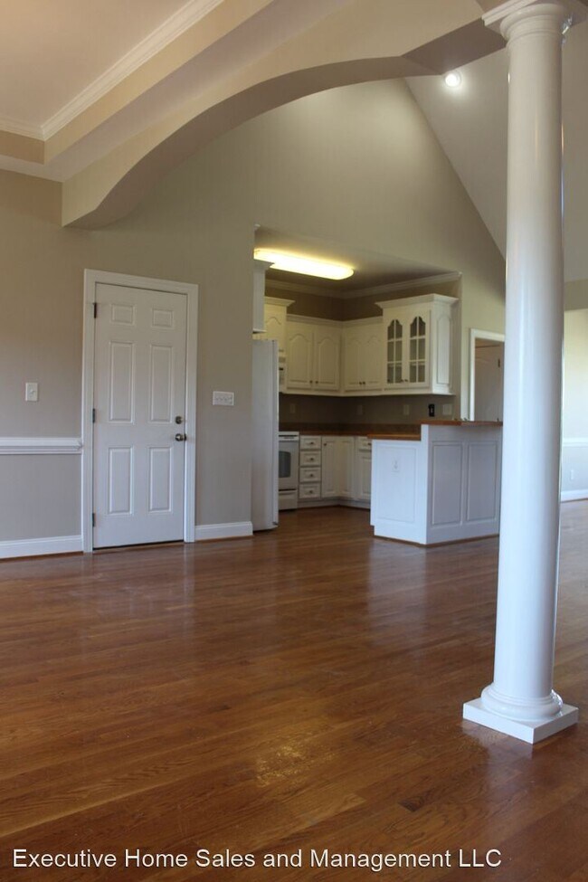 Building Photo - 3 br, 2 bath House - 201 Maddux Dr