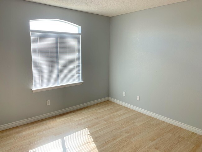 Building Photo - 14251 Desert Bush Dr