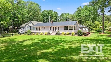 Building Photo - Gorgeous Waterfront Property with 4 Bedroo...