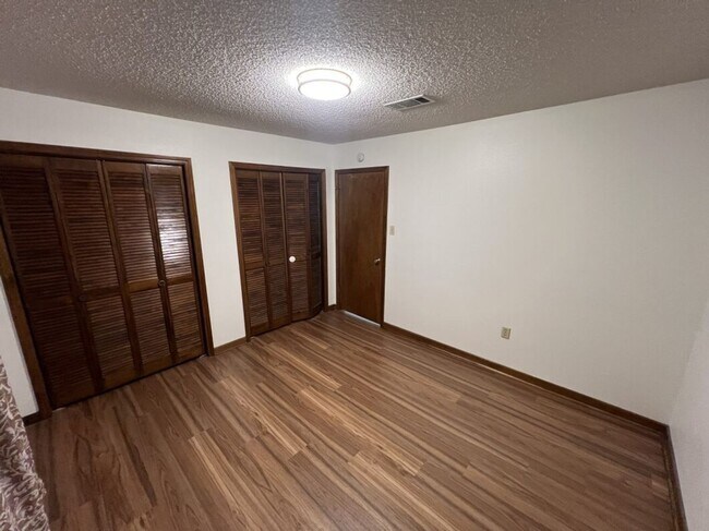 Building Photo - Spacious 4BR Brick Home with Office, Fireplace & Fenced Yard in Parkwood Terrace