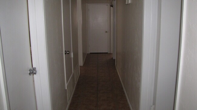 Building Photo - Cute Home in Bakersfield