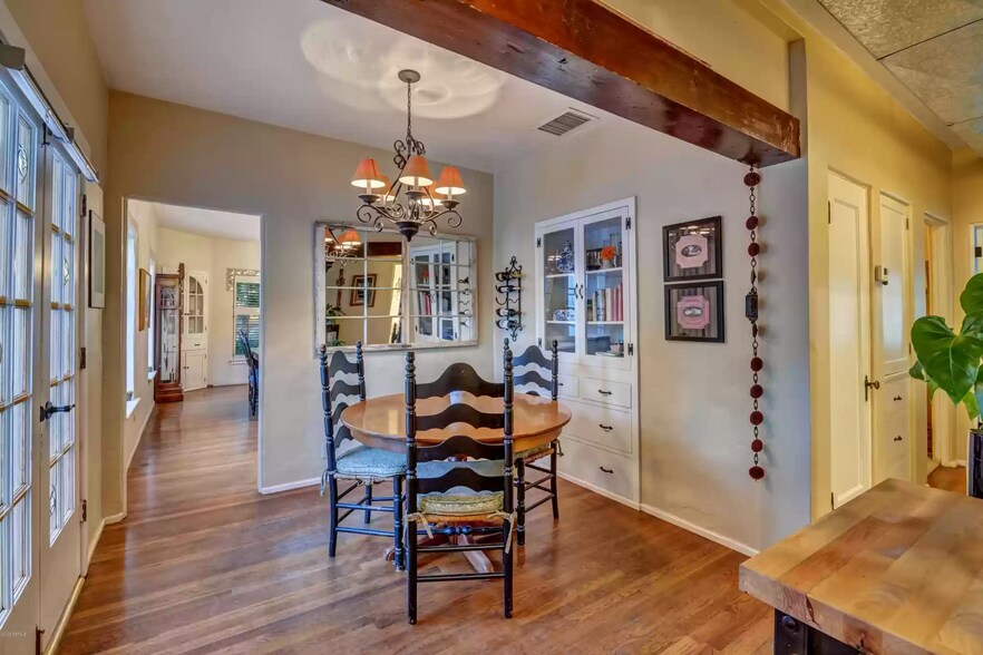 Dining area - 712 W Manhatton Dr