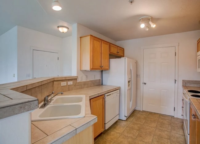 Building Photo - Cute Condo w/ 2 Beds 2 Baths and Balcony in Beaverton!