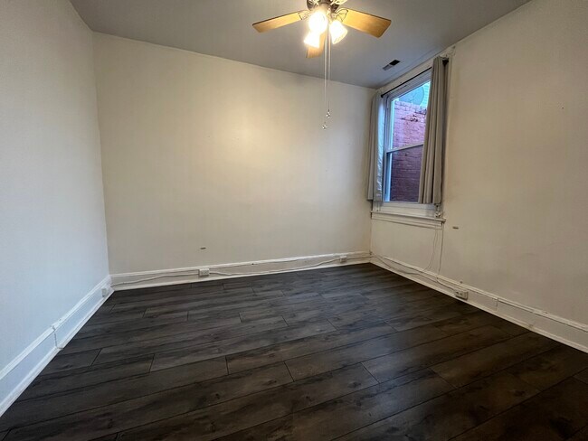 Building Photo - Private room in 3 bedroom Washington Apart...