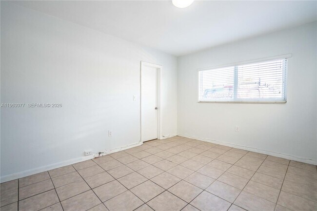 Building Photo - 1940 Biarritz Dr