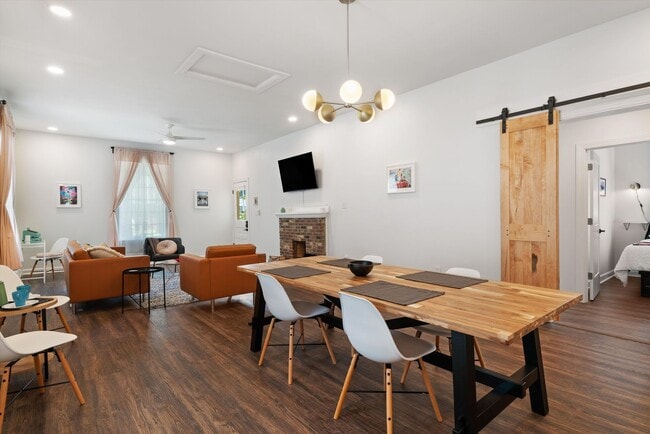 Building Photo - Recently updated and fully furnished Midto...