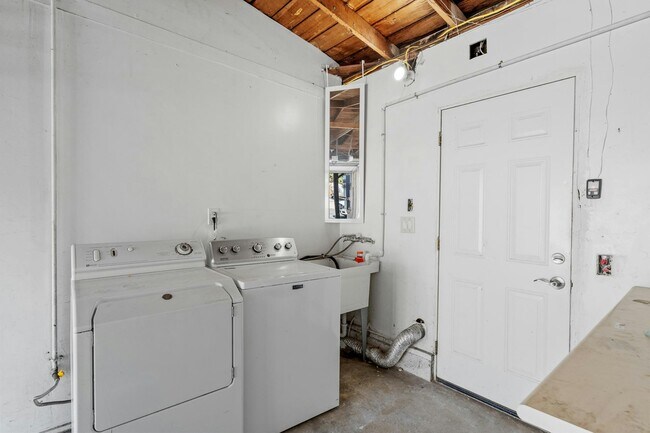 Building Photo - 6165 Severin Dr