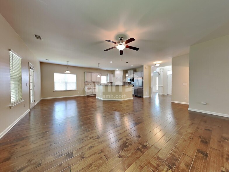 Building Photo - 122 Green Paddock Cir