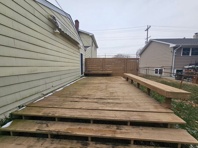 Building Photo - 621 William St