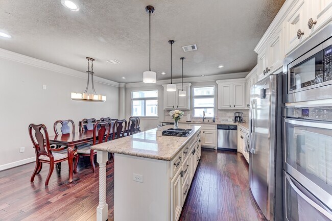 Building Photo - 1325 W 24th St