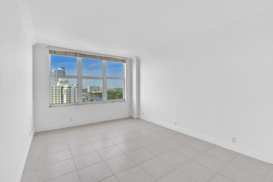 Building Photo - 4747 Collins Ave