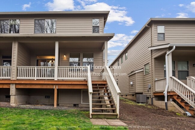 Building Photo - Terrific Milwaukie Three Bedroom Townhome - Close to Providence!